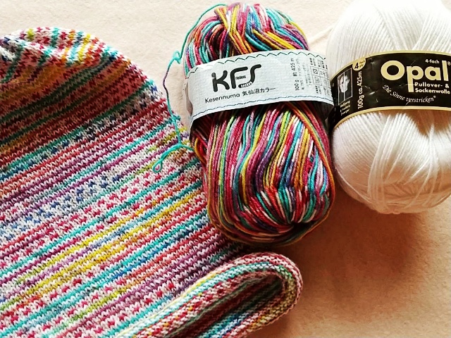 オパール毛糸 祭 と ホワイト で編むスヌード完成 ジョグレス ストライプ ヨウコのゆるふわライフ